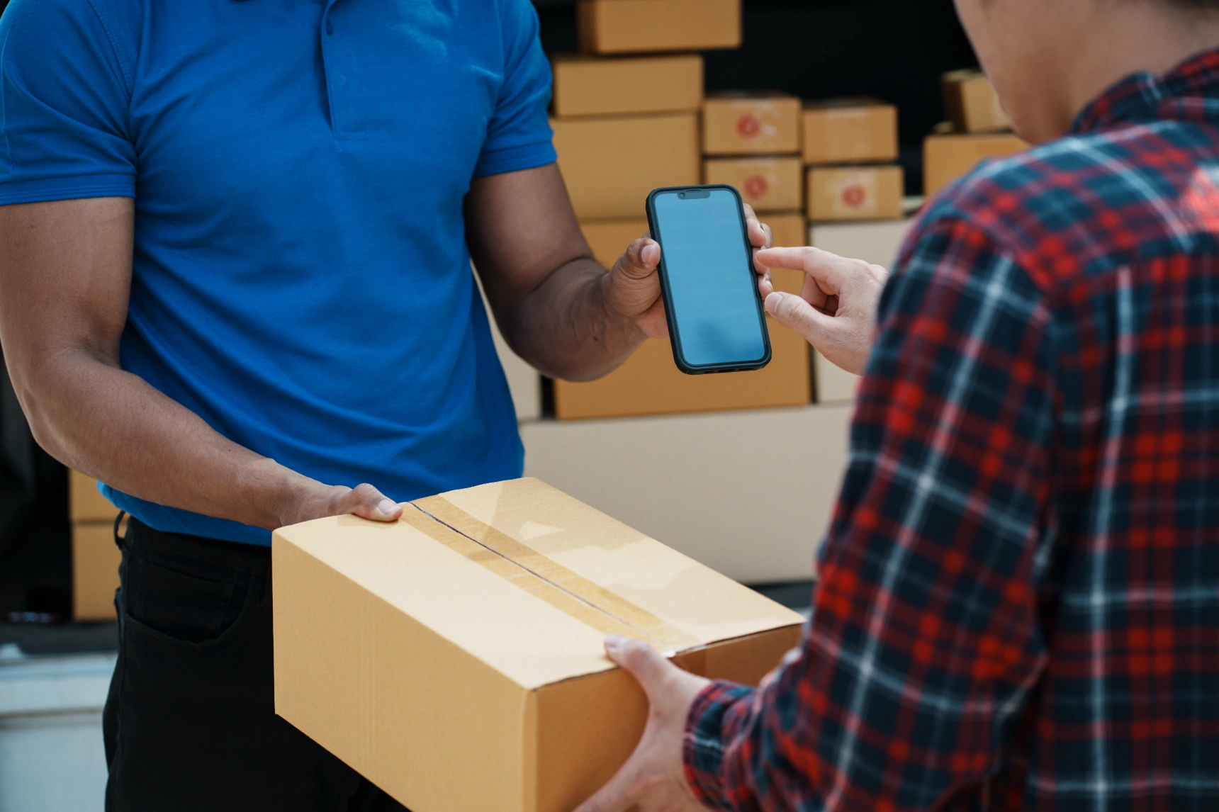 delivery-man-handing-parcel-box-to-customer-perce